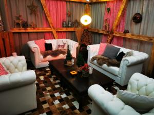 Chesterfield White 2er Sofa 0